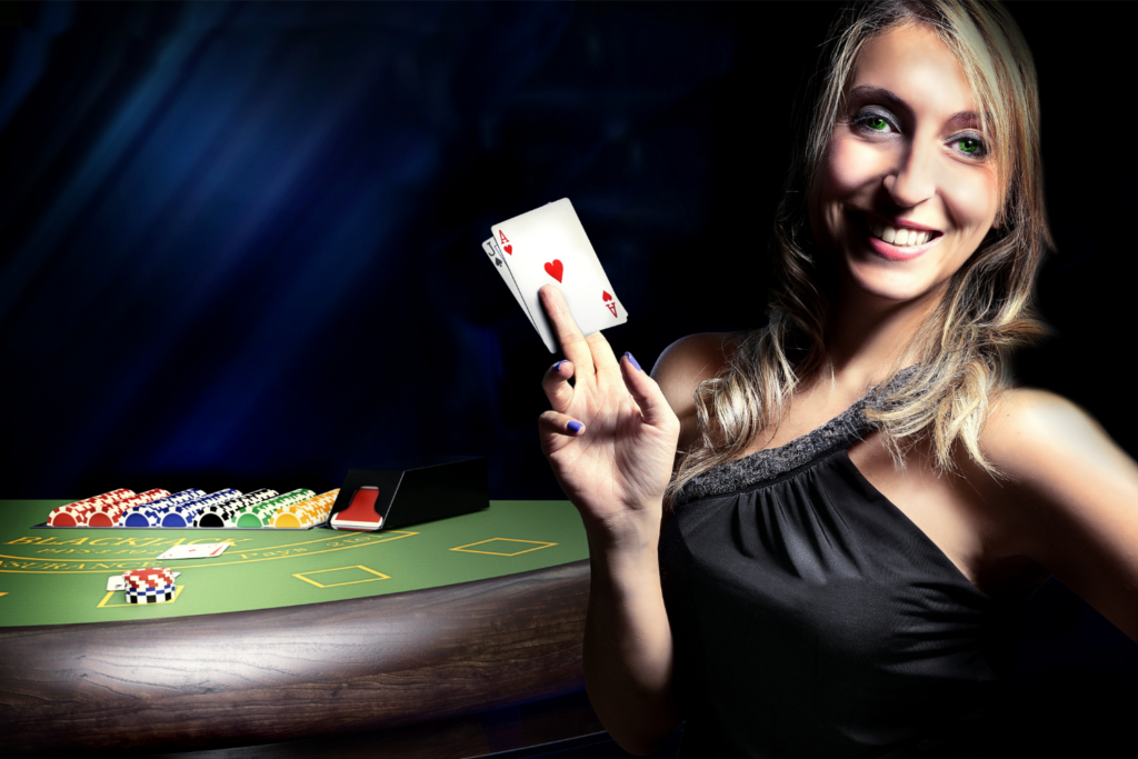 vrouwelijke dealer laat blackjack hand zien